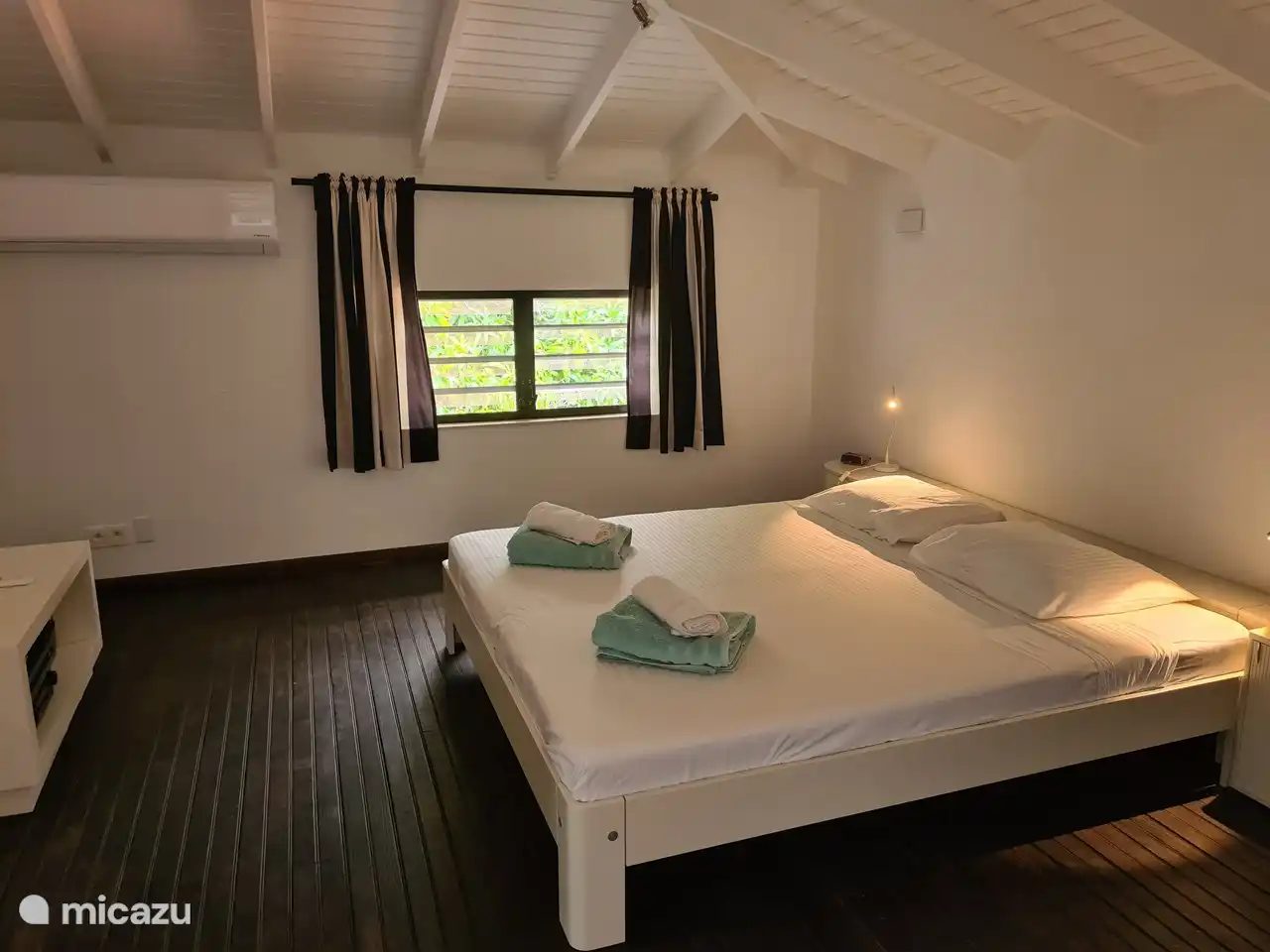 Master bedroom boven met badkamer en dressing ensuite.