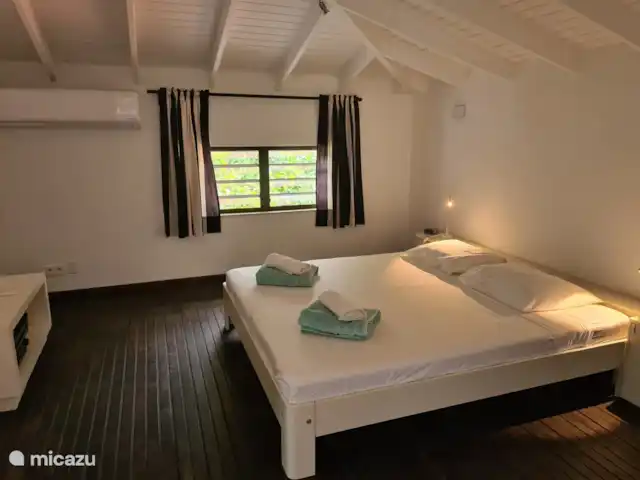 Les Palmiers | Curaçao, Banda Ariba (est), Jan Sofat - villa Chambre parentale à l'étage avec salle de bain et dressing ensuite.
