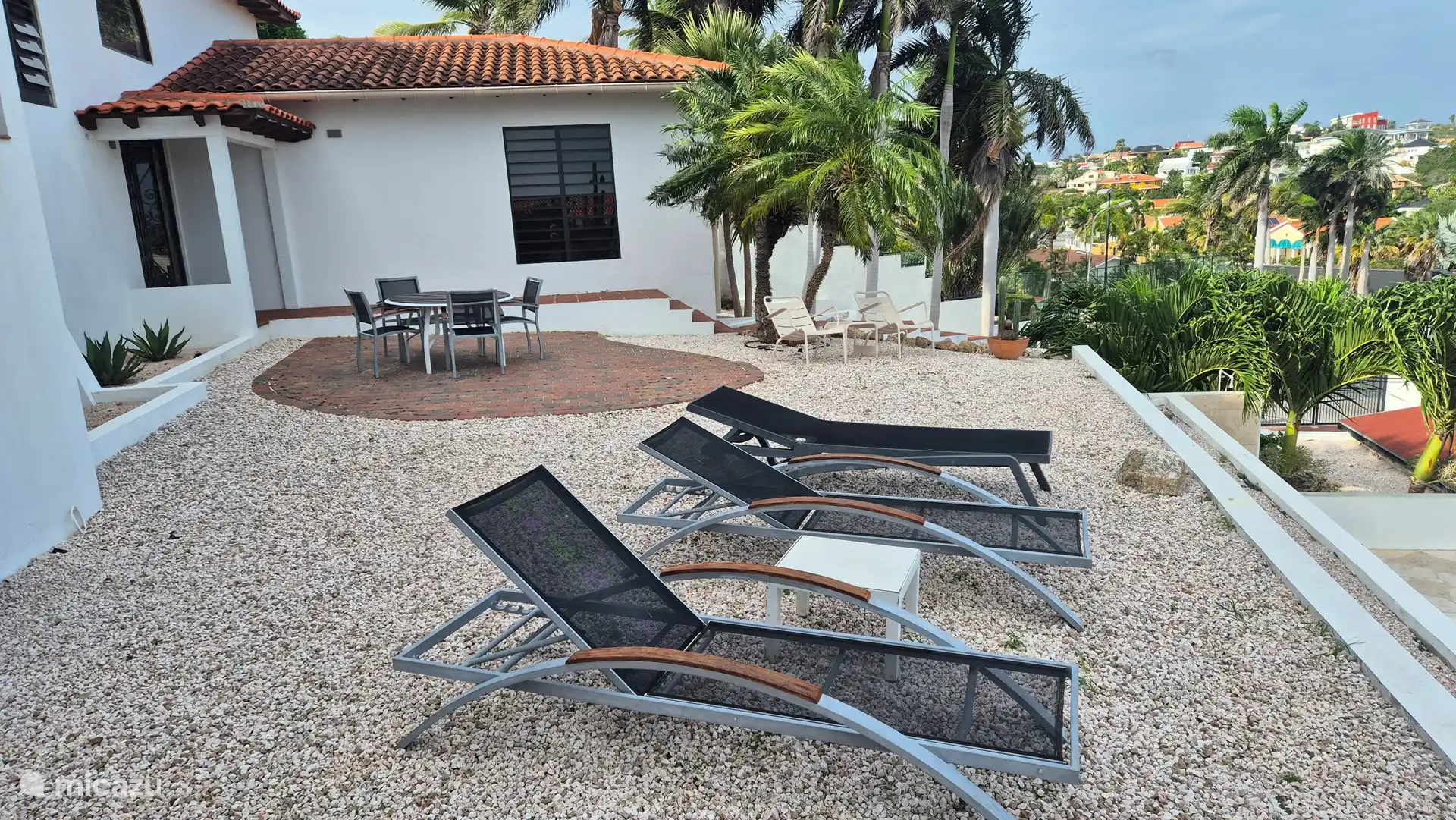 Dineren voor 4 aan het voorste terras en ook de mogelijkheid om te zonnen