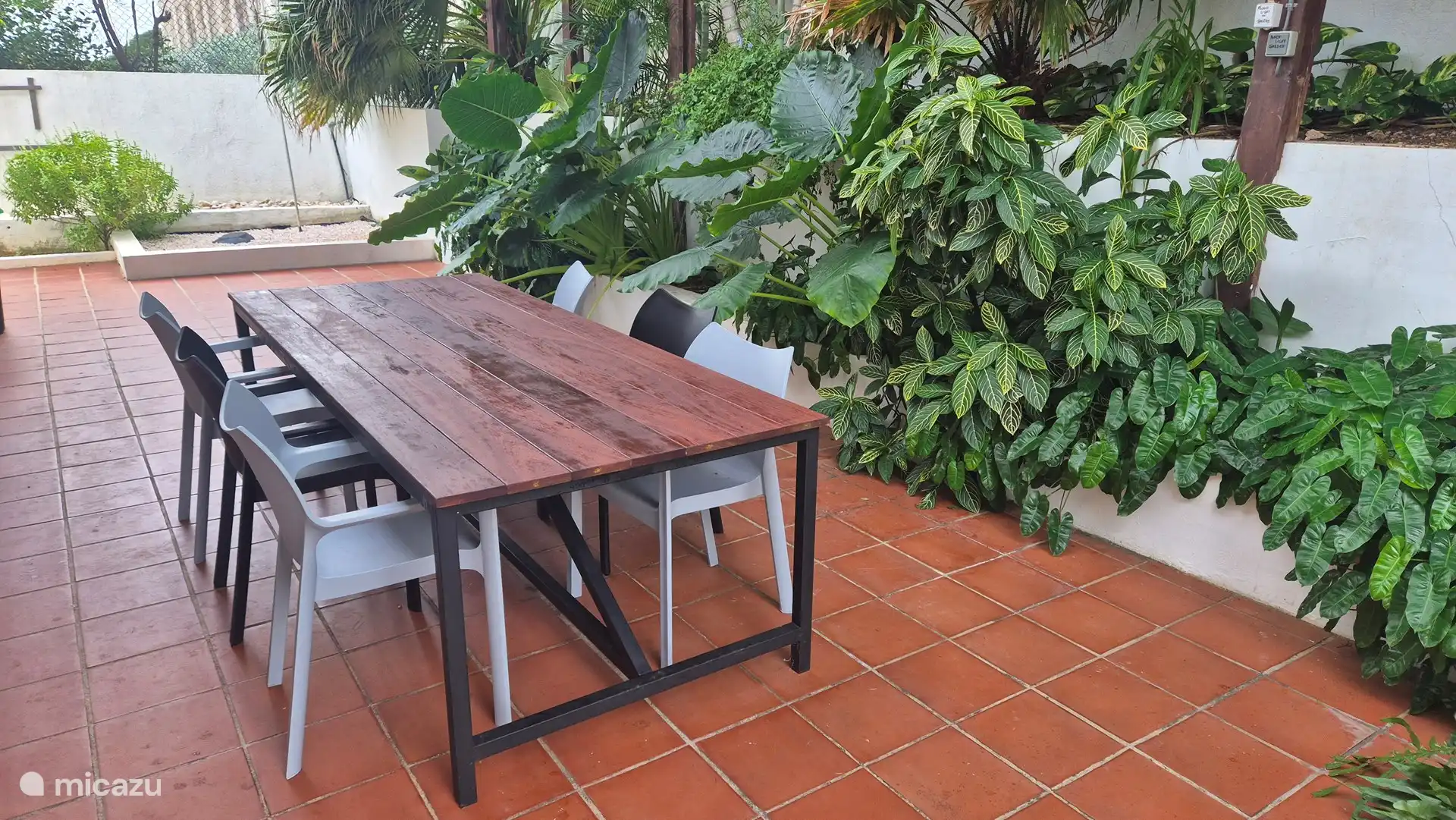 Ook op het achterste terras is het heerlijk toeven.