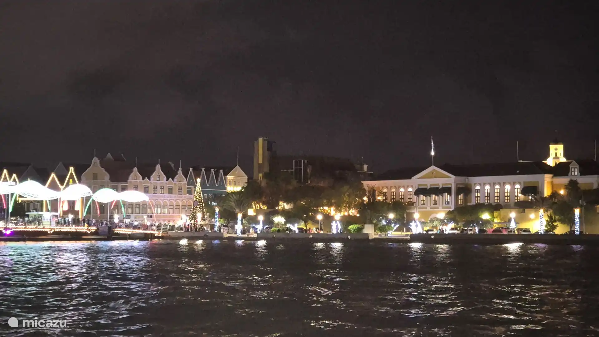 Zicht over de St-Annabaai by night