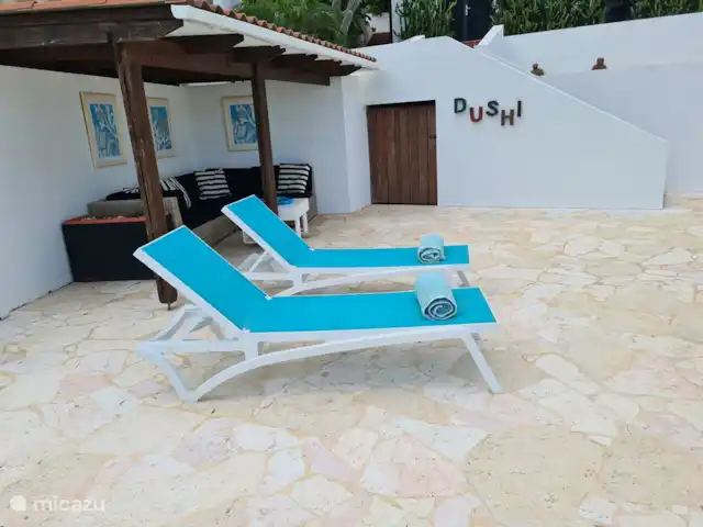 Les Palmiers | Curaçao, Banda Ariba (est), Jan Sofat - villa Coin salon couvert au bord de la piscine pour prendre un verre et/ou une collation ou pour rester à l’abri du soleil.