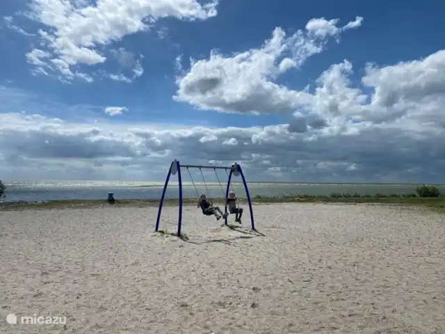 Leeuwerik huren in Nederland, Friesland, Oudemirdum - bungalow Kinderen kunnen lekker schommelen op het mirnserklif en spelen