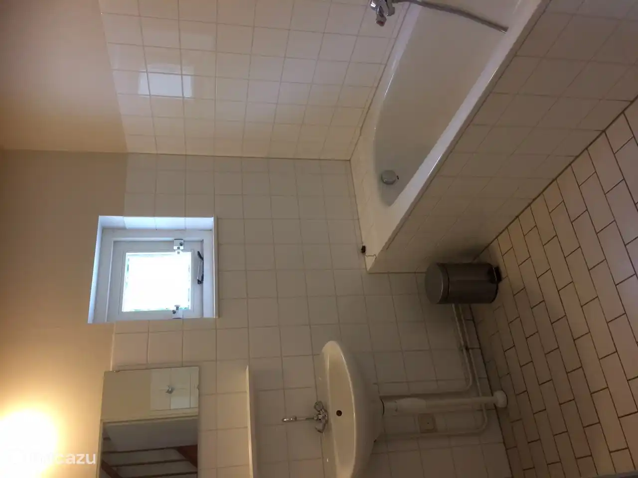 Salle de bain avec douche en coin et bain