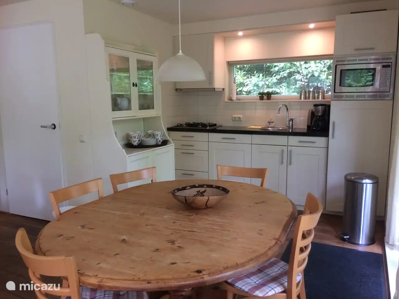 Cuisine bien équipée avec lave-vaisselle