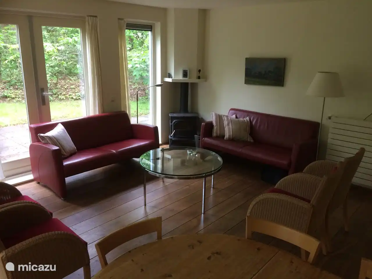 Coin salon avec poêle à bois