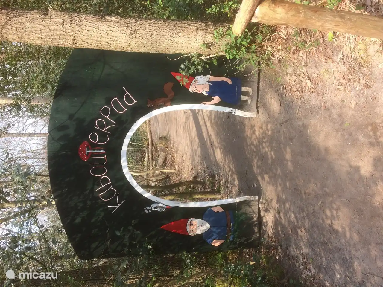 A 10 minutes à pied, un joli sentier des gnomes !!