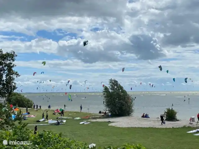 Leeuwerik huren in Nederland, Friesland, Oudemirdum - bungalow Vanaf het terras onder het genot van een hapje en drankje een pracht spektakel