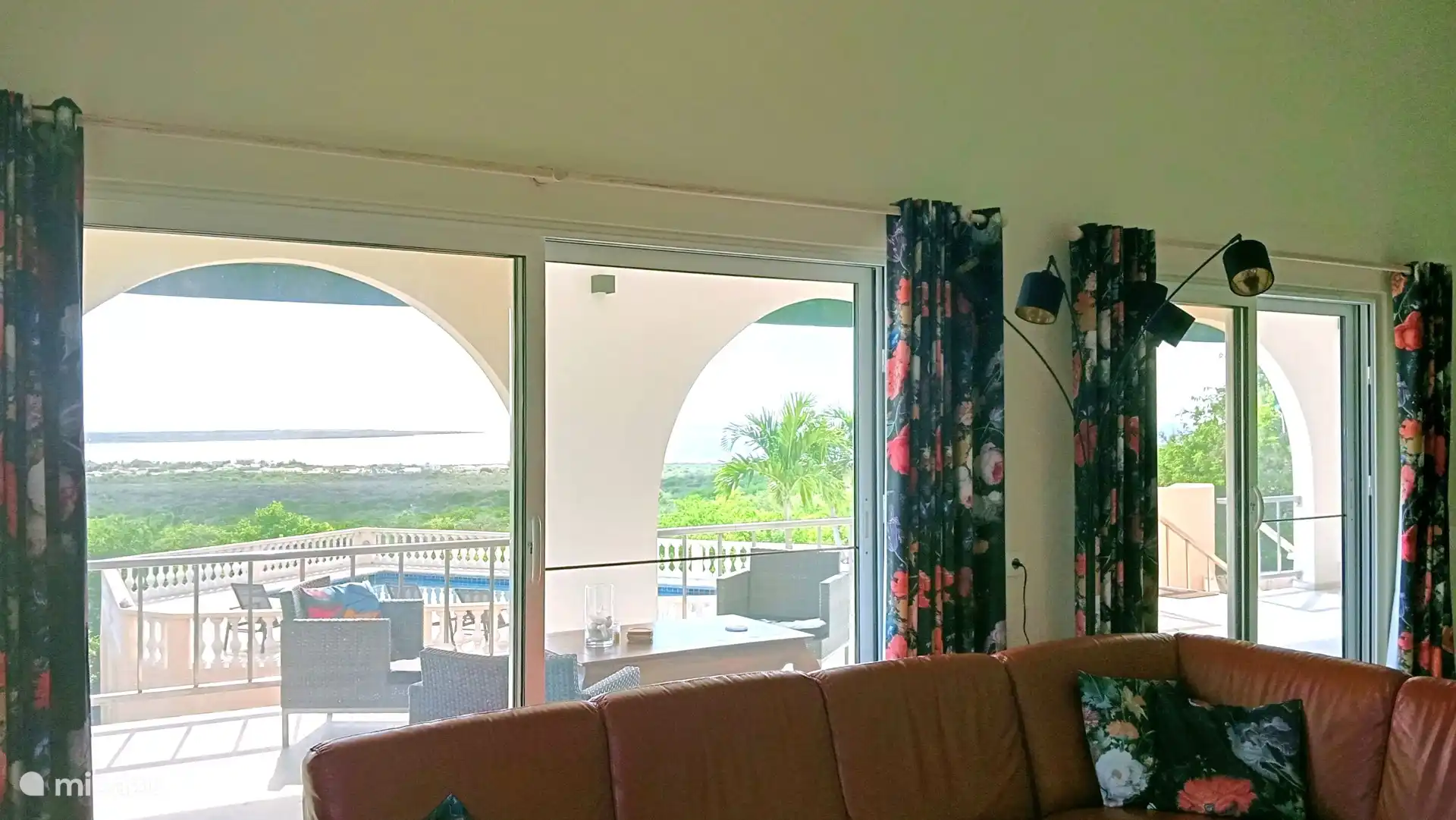 Wide views and lots of light thanks to the large bay windows