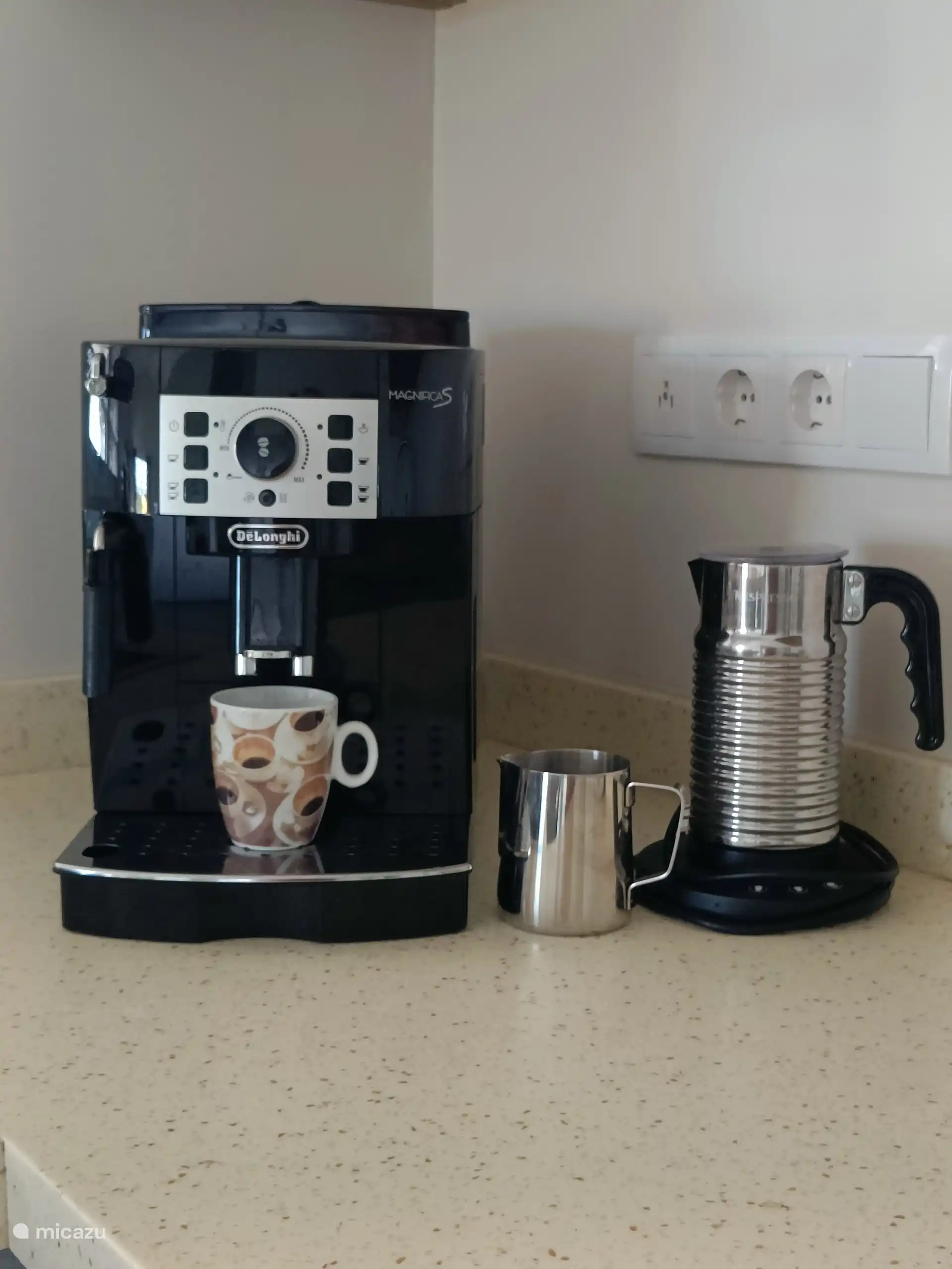 Coffee machine with milk frother