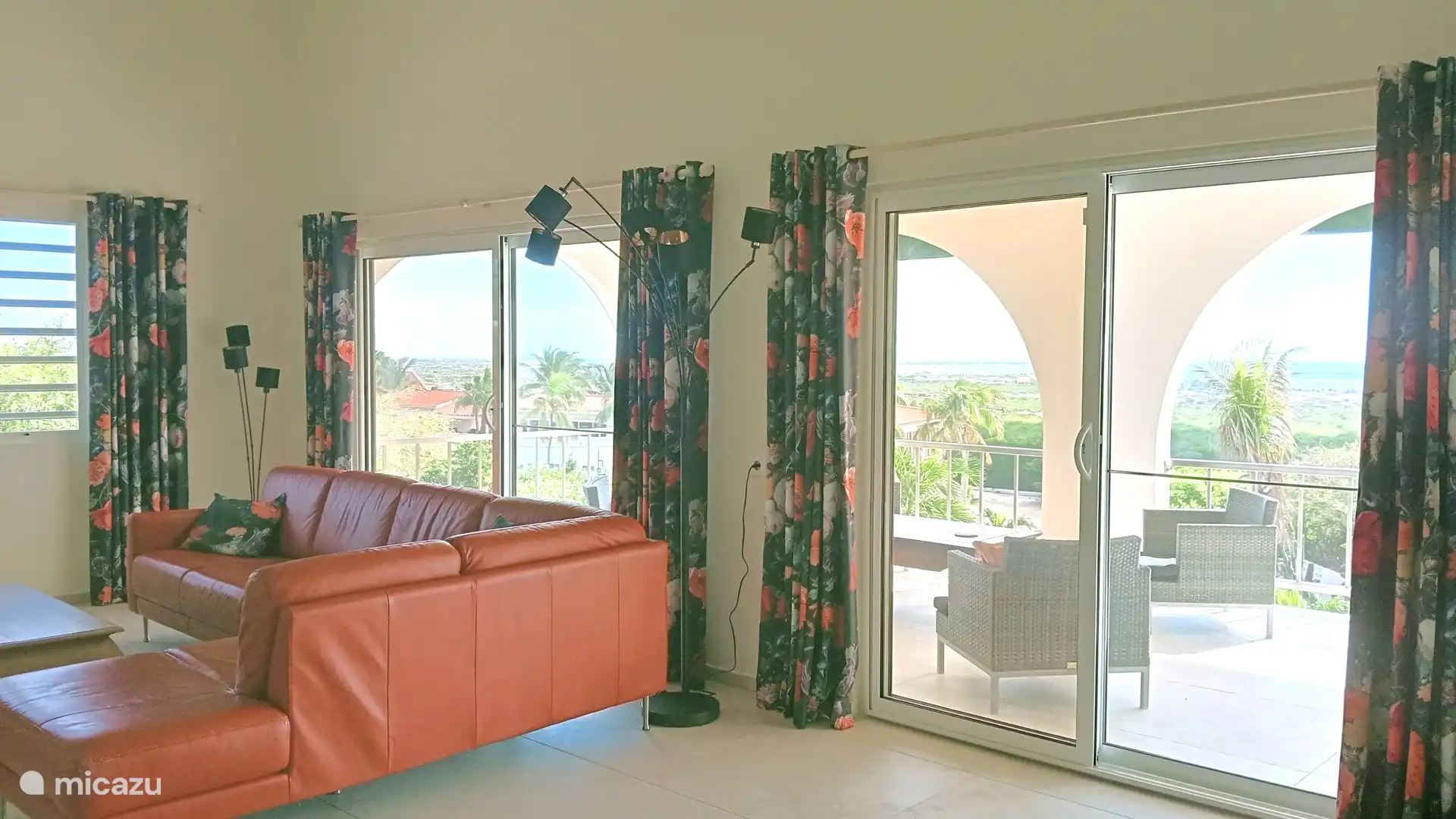 Wide views and lots of light thanks to the large bay windows