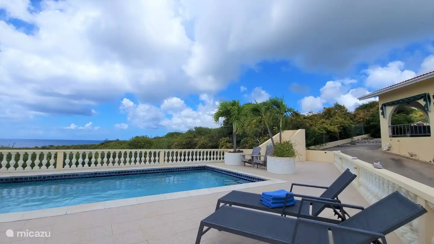 Lots of privacy. No neighbors on this side. 