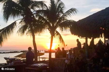 Dit zijn de leukste Happy Hours op Curacao
