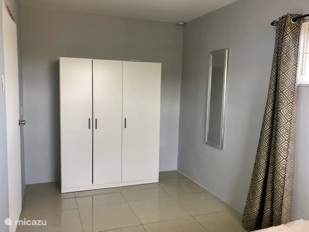 Nichts ist so schlimm, als deine Kleidung ordentlich aufhängen oder verstauen zu können. Deshalb haben wir uns für einen Schrank mit genügend Platz entschieden. Und natürlich den Ganzkörperspiegel, um zu sehen, ob alles stimmt.