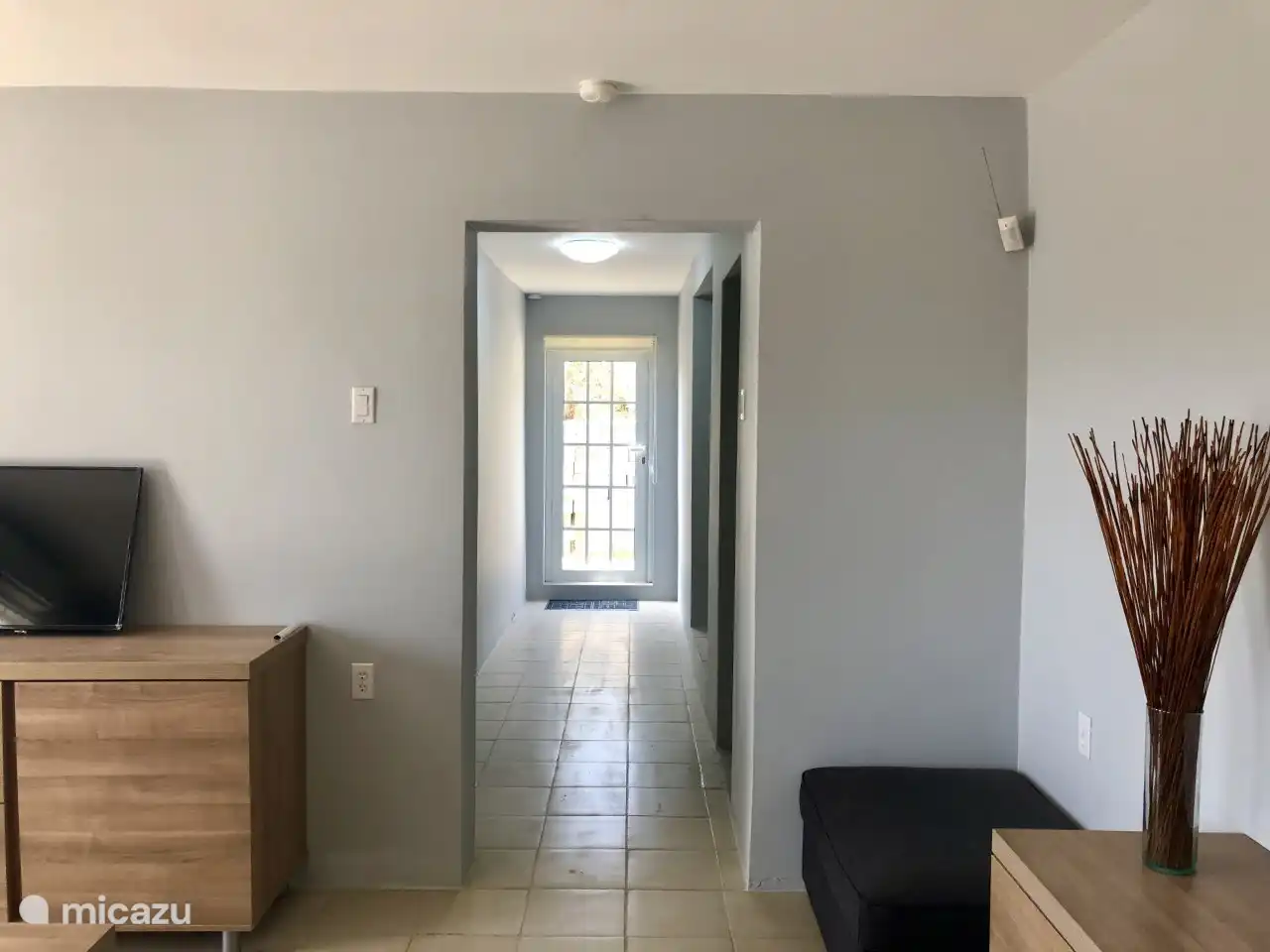 Der Flur zum anderen Ausgang, Zimmer und Dusche. Die Schlafzimmer sind so angeordnet, dass Sie sich nicht gegenseitig stören würden.