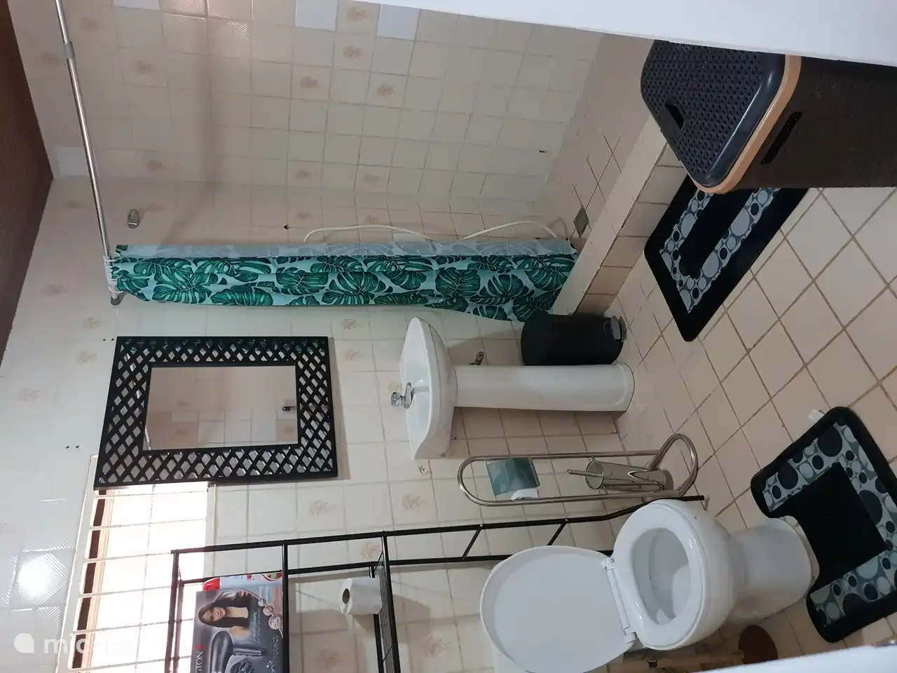 Eine wunderbare Dusche, bei der an alles gedacht wurde. Der Föhn ist ebenfalls vorhanden. Es gibt eine neue Toilette und ein Waschbecken. Und für die schmutzige Wäsche einen Wäschekorb.