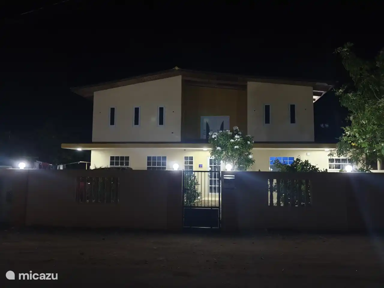 Front Casa Carmelita mit Gartenbeleuchtung