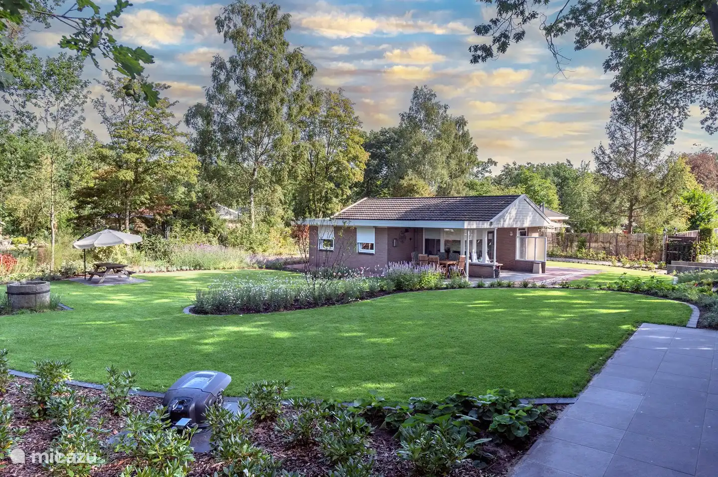 Tuin is compleet gerenoveerd incl. straatwerkzaamheden in 2022.