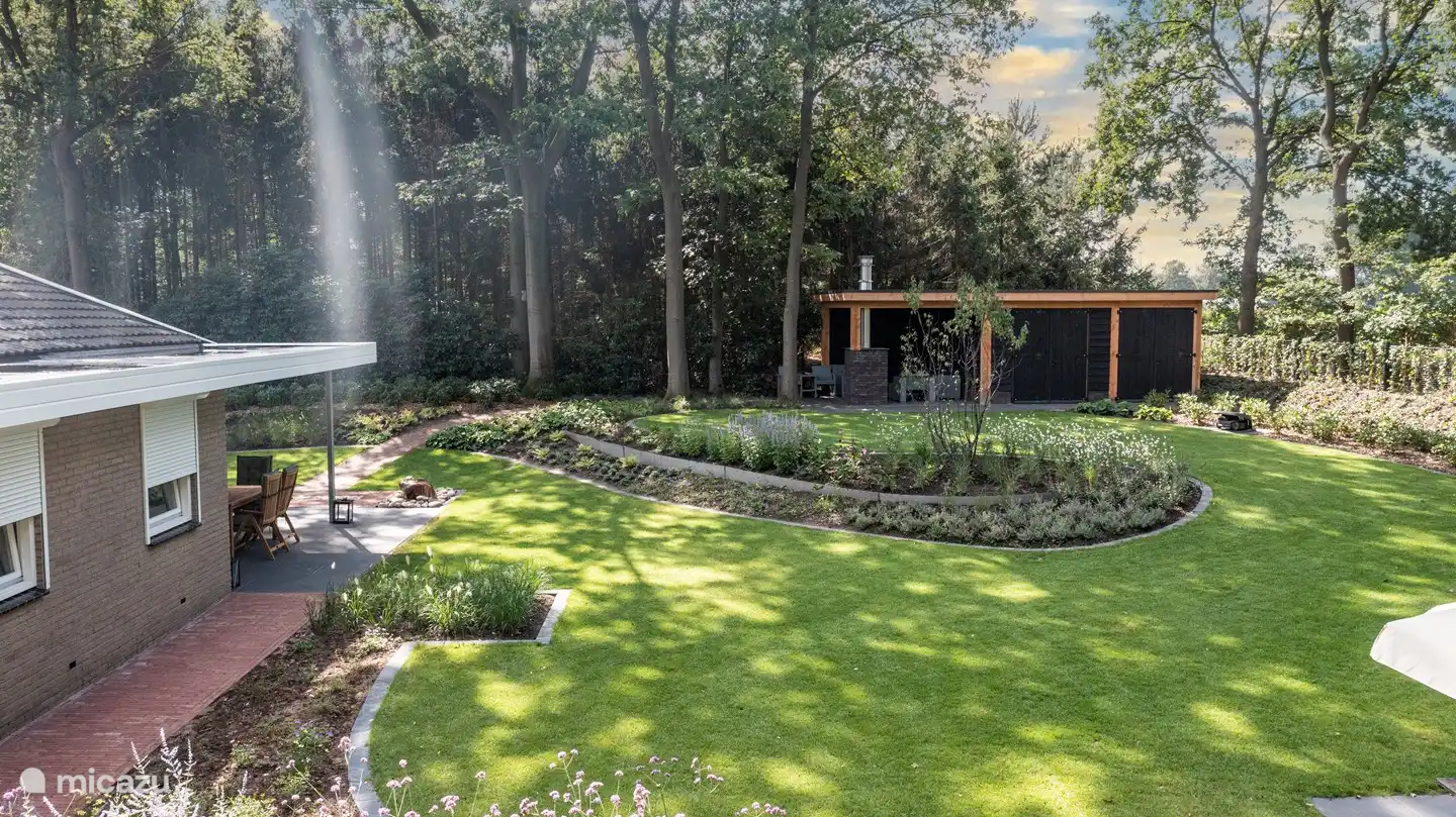 Tuinhuis met overkapping en ruimte voor de opslag van uw elektrische fietsen.