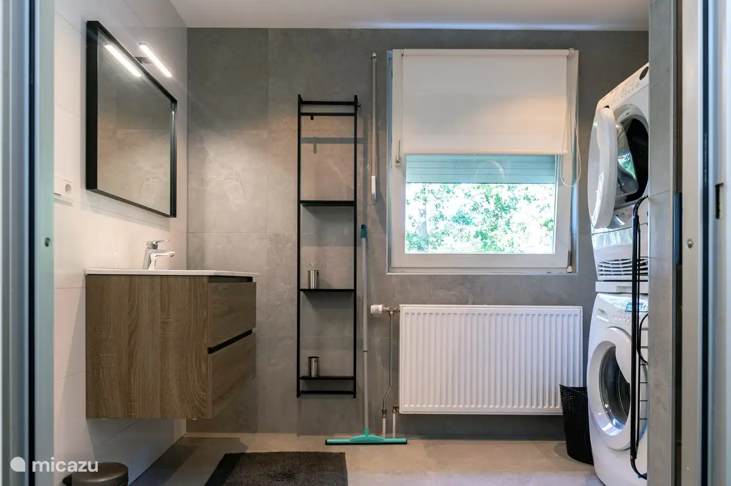 Badkamer met wasmachine en droger. Vernieuwd in 2022.