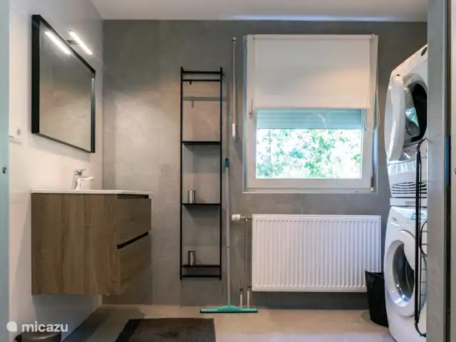 De Bosrand 55 huren in Nederland, Overijssel, Denekamp - vakantiehuis Badkamer met wasmachine en droger. Vernieuwd in 2022.