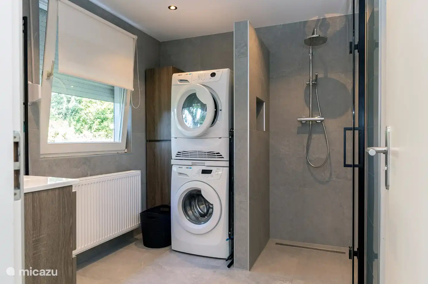 Badkamer met wasmachine en wasdroger