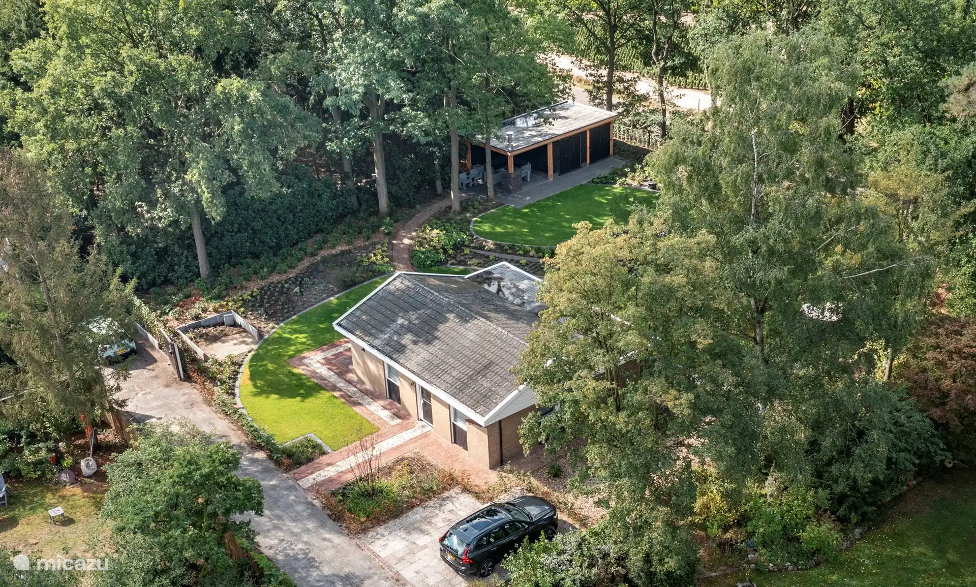 Voorzijde met parkeerplaats