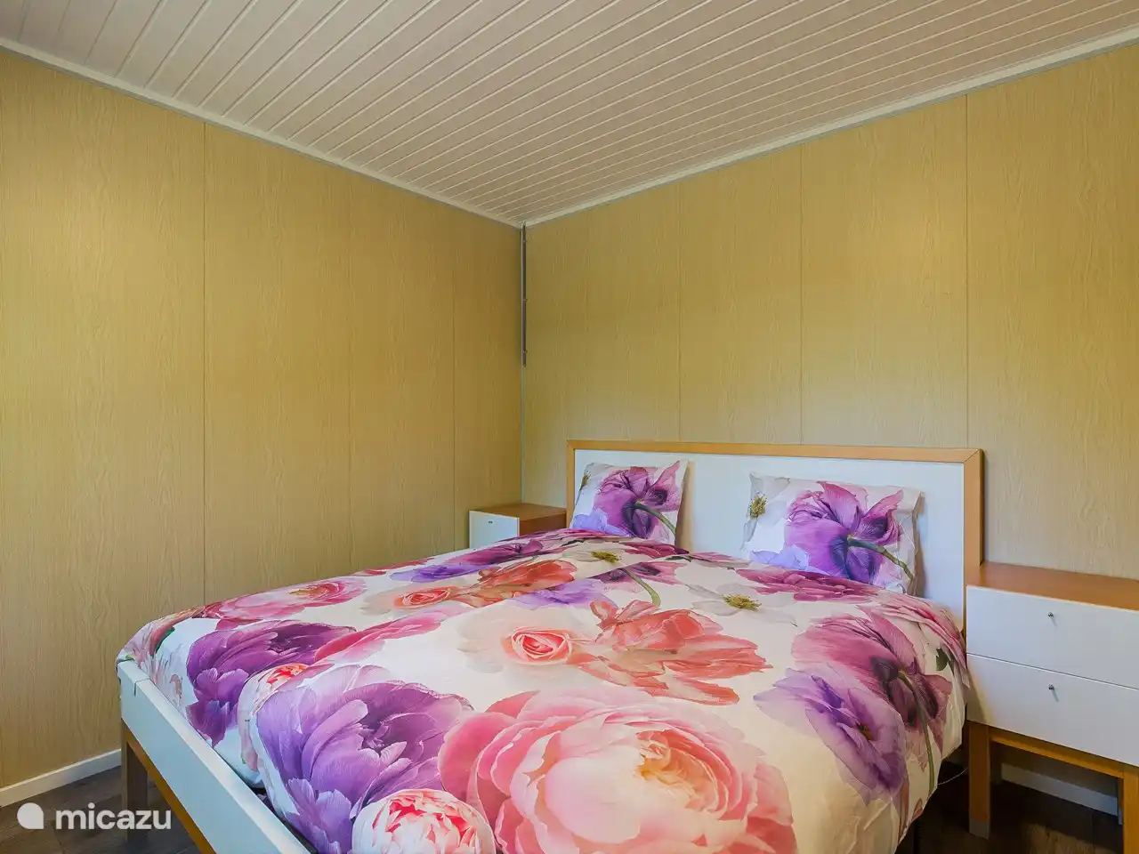 Slaapkamer 1 met 2 persoon ouderledikant 200 x 180 cm met 2 verstelbare lattenbodems.