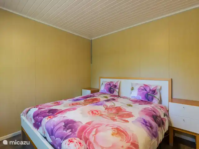 De Bosrand 55 huren in Nederland, Overijssel, Denekamp - vakantiehuis Slaapkamer 1 met 2 persoon ouderledikant 200 x 180 cm met 2 verstelbare lattenbodems.