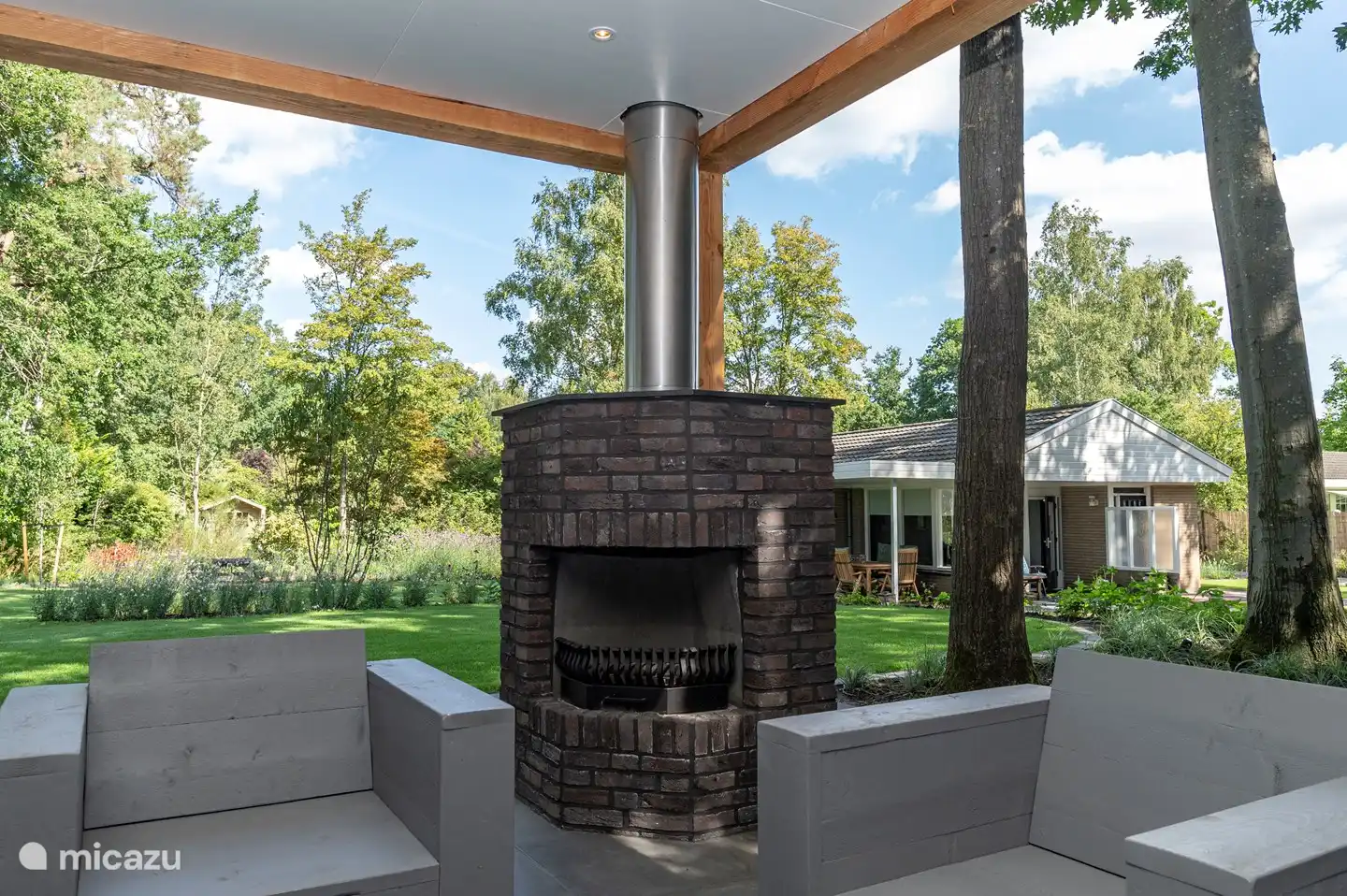 Open haard met hout.