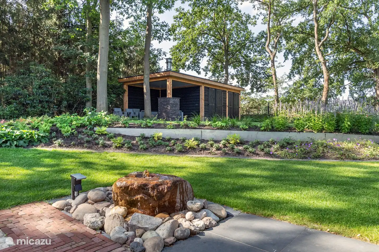 Tuinhuisje en steen met water