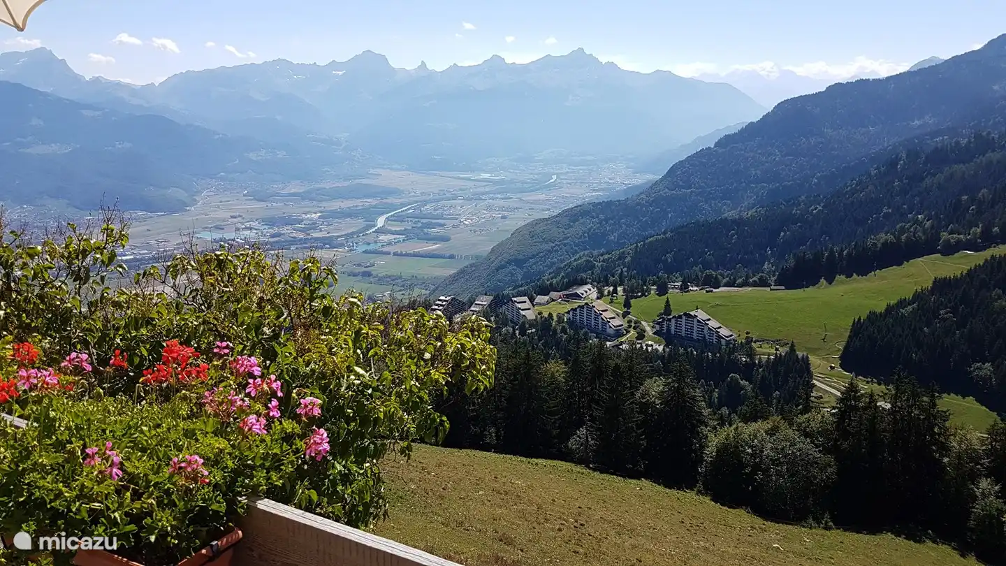 De appartement gebouwen met het Rhonedal in de achtergrond.