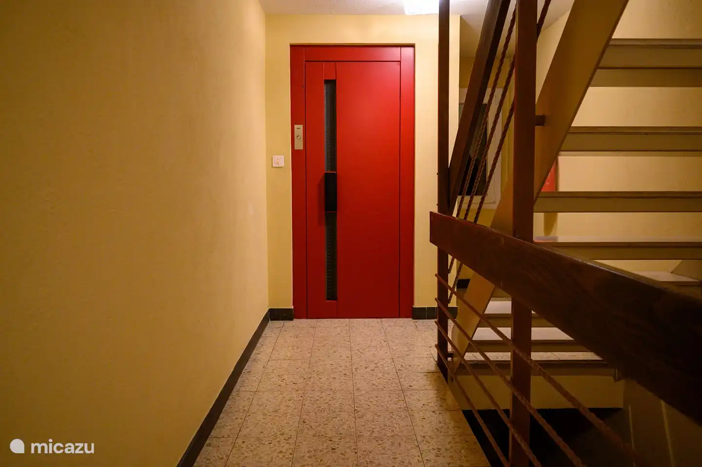 Galerij met lift met op iedere verdieping 2 appartmenten. 