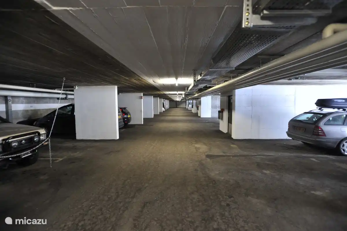 Vanuit de garage, onder het gebouw gaat men binnendoor met de lift naar de etage naar het appartement. Eigen parkeerplaats in gebouw. 