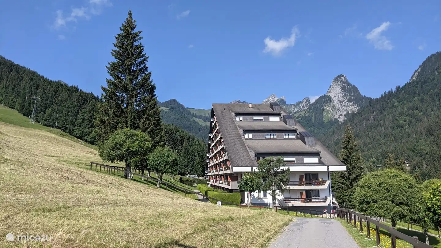 Appartement gebouw zomer