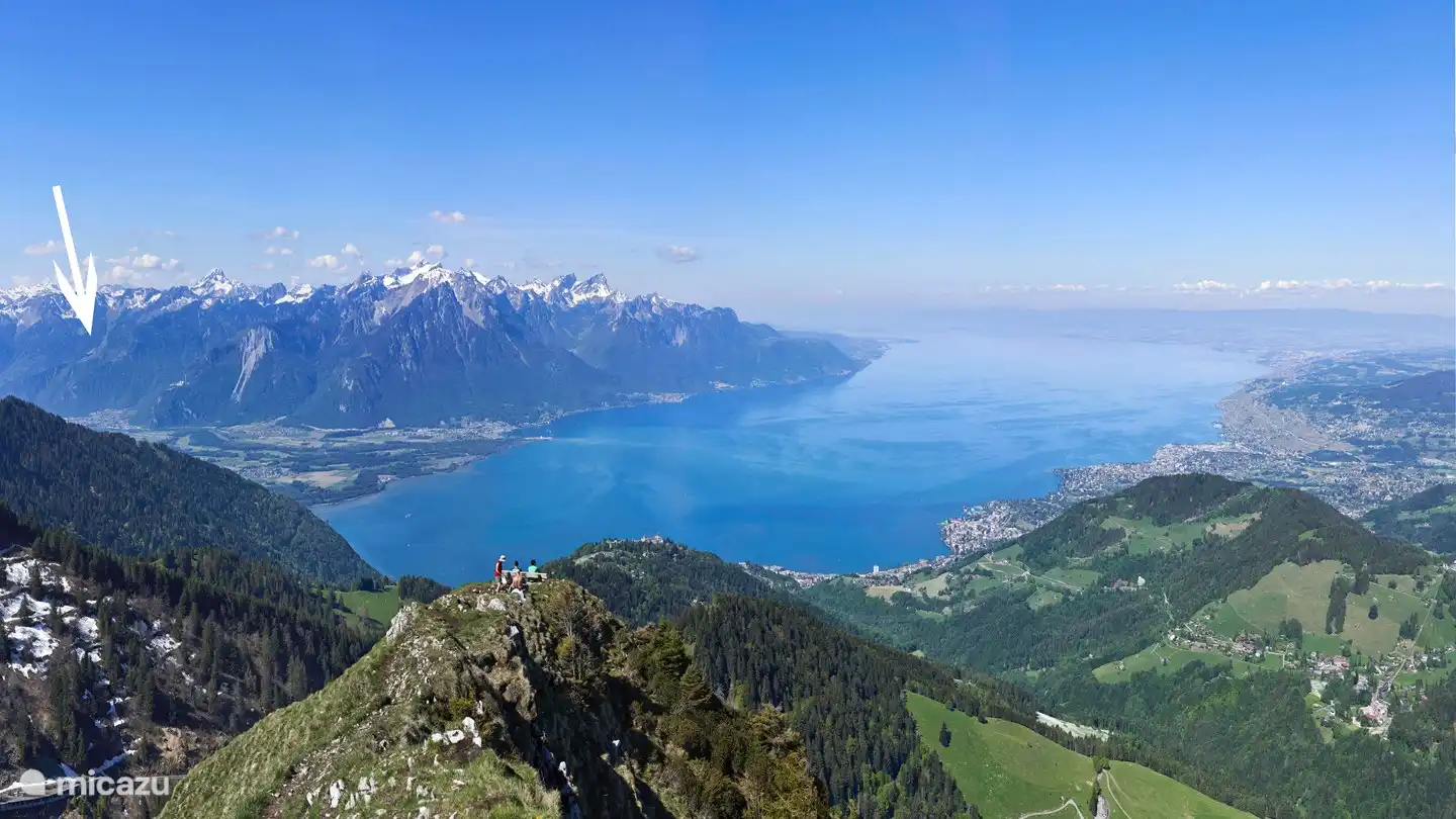 Torgon (aangegeven met witte pijl) bevindt zich vlakbij het meer van Genève, rechts onderin de foto bevinden zich Montreux en Vevey