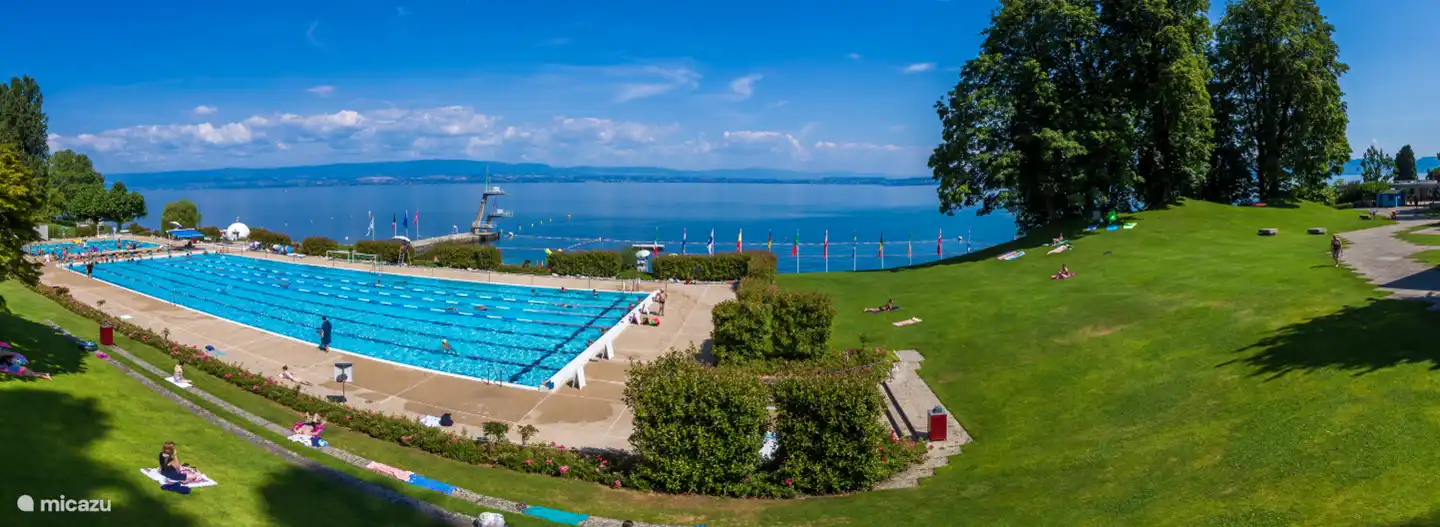 En aan de zuidkant van het meer van Genève, het prachtige zwembad van Evian-les-Bains in Frankrijk, op 41 km rijden van Torgon.