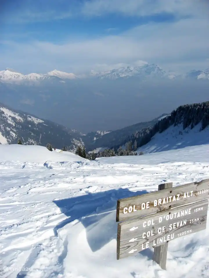 Op de grens van Zwitserland en Frankrijk met op de achtergrond het appartement en het Rhone dal