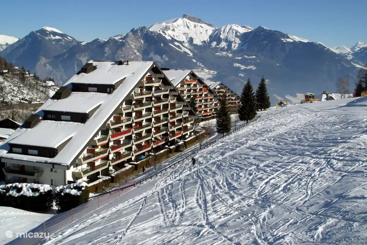 Het appartement bevindt zich in het meest linker gebouw.
