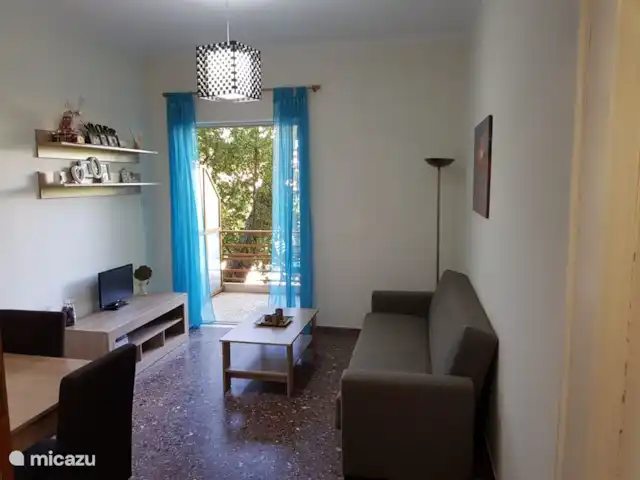 Location de Vacances Grèce, Attique orientale, Nea Makri, appartement - Aphrodite Séjour avec canapé-lit et table à manger.