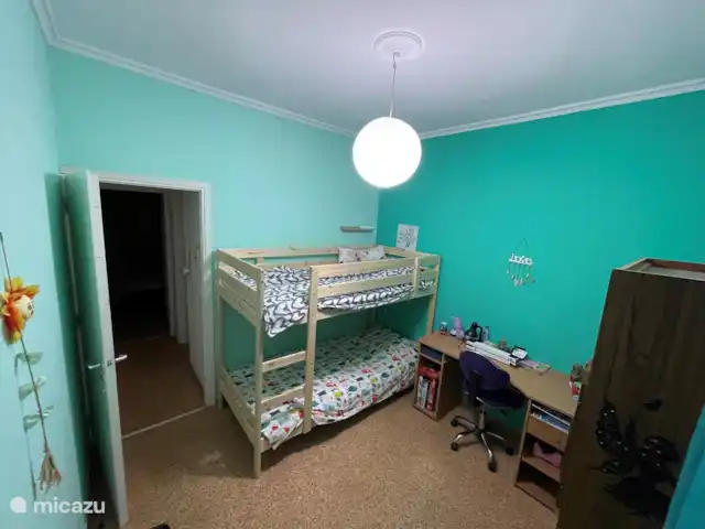 Location de Vacances Grèce, Attique orientale, Nea Makri, appartement - Aphrodite Chambre 2 avec lits superposés, bureau et placard.