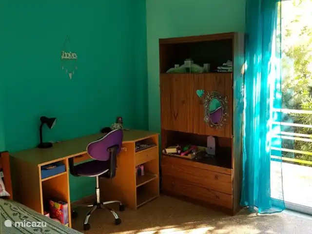 Location de Vacances Grèce, Attique orientale, Nea Makri, appartement - Aphrodite Chambre 2 avec balcon et vue sur la cour arrière.
