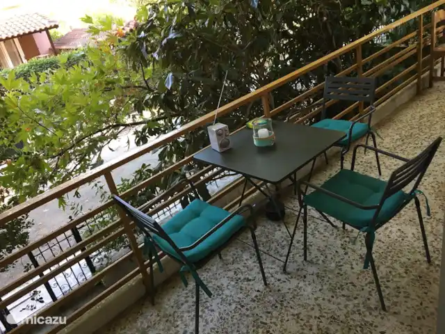 Location de Vacances Grèce, Attique orientale, Nea Makri, appartement - Aphrodite Balcon à l'avant, donnant sur le jardin avant, situé sur une rue tranquille.