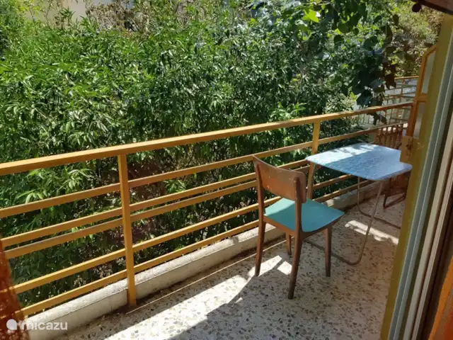 Location de Vacances Grèce, Attique orientale, Nea Makri, appartement - Aphrodite Balcon à l'arrière, donnant sur la cour arrière