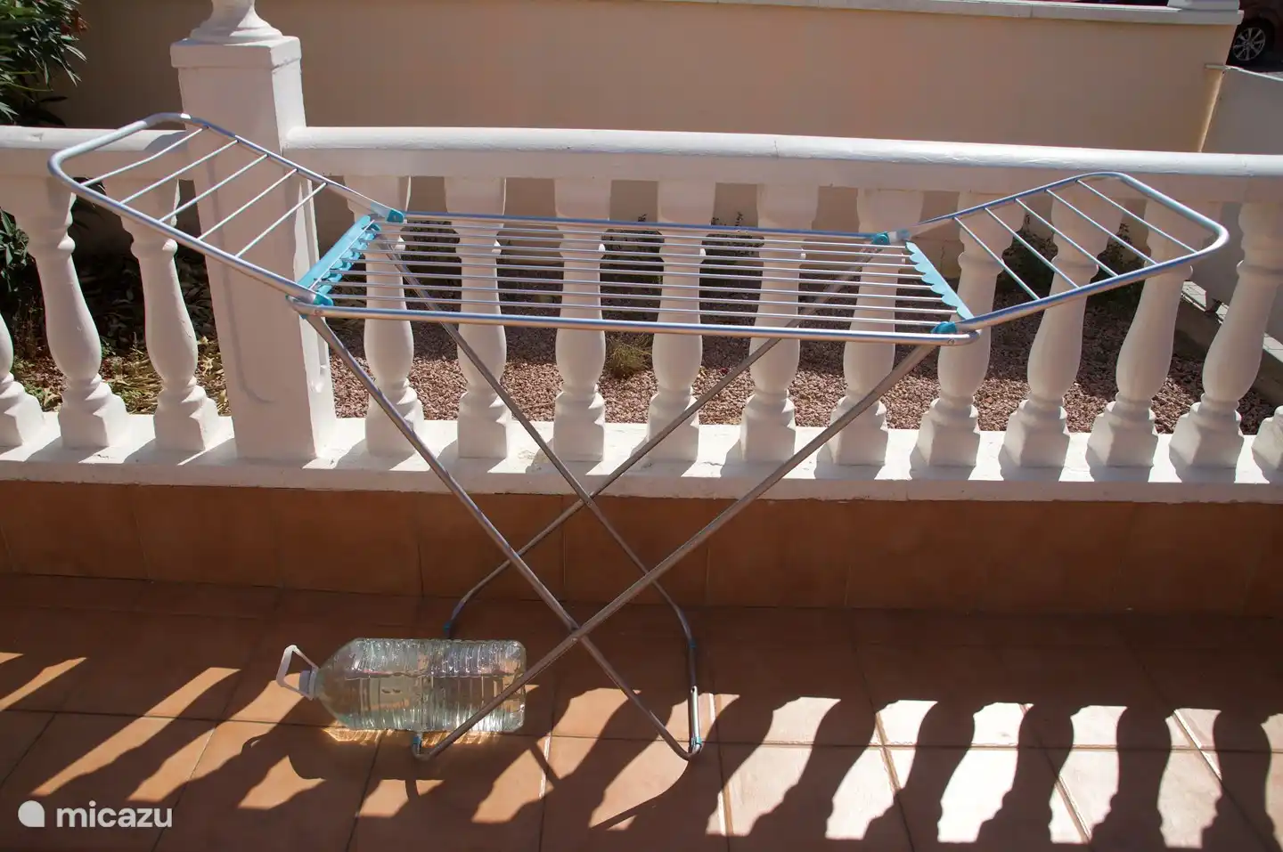 Lorsque vous placez un séchoir à l'extérieur, il est préférable de placer une bouteille remplie d'eau dessus afin qu'il ne s'envole pas.