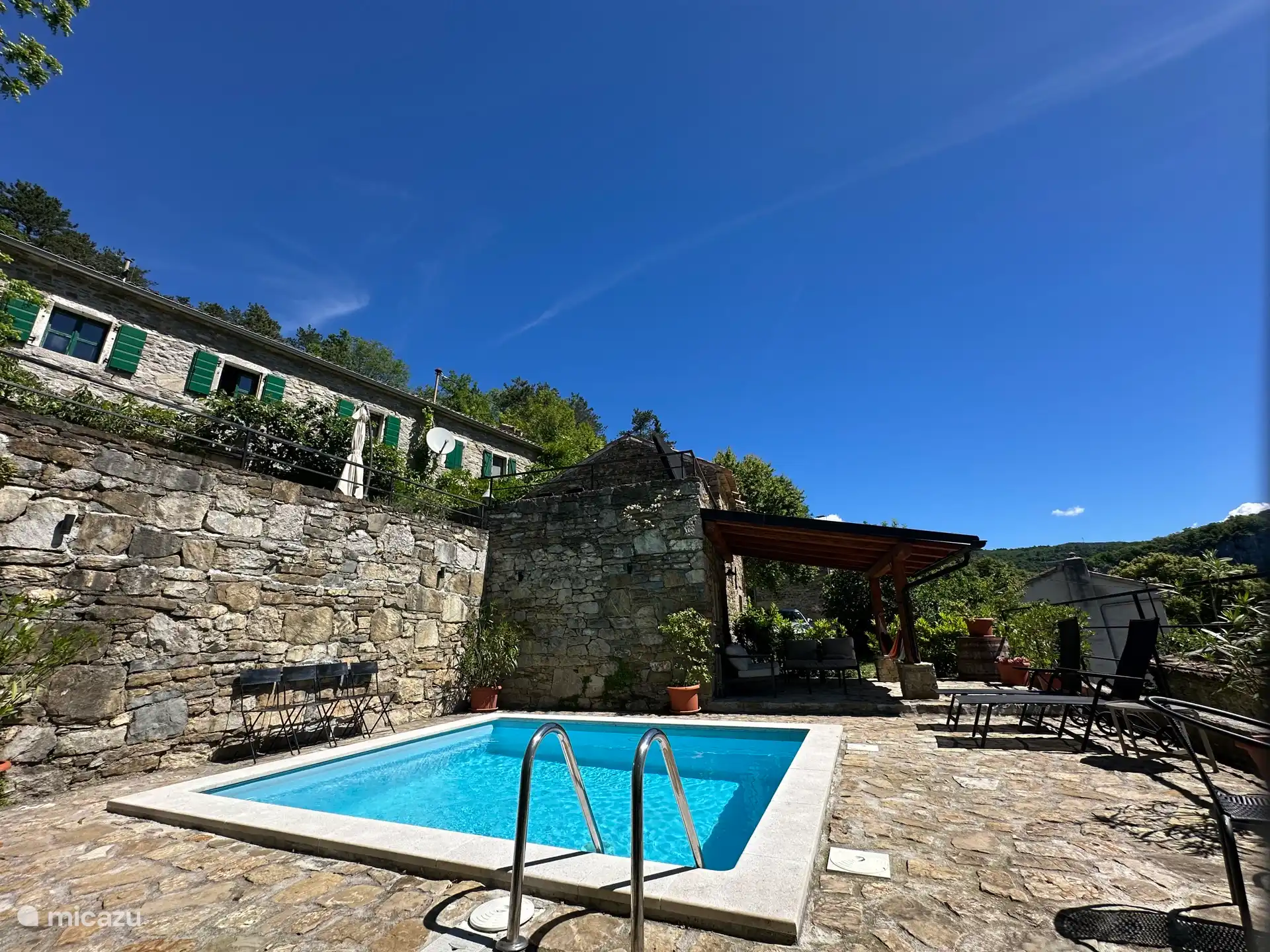 Piscine et maison grand angle