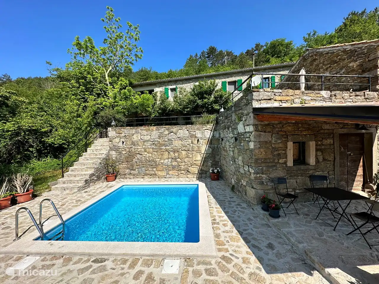 Nouvelle terrasse, pergola et piscine à partir de juin 2023.
