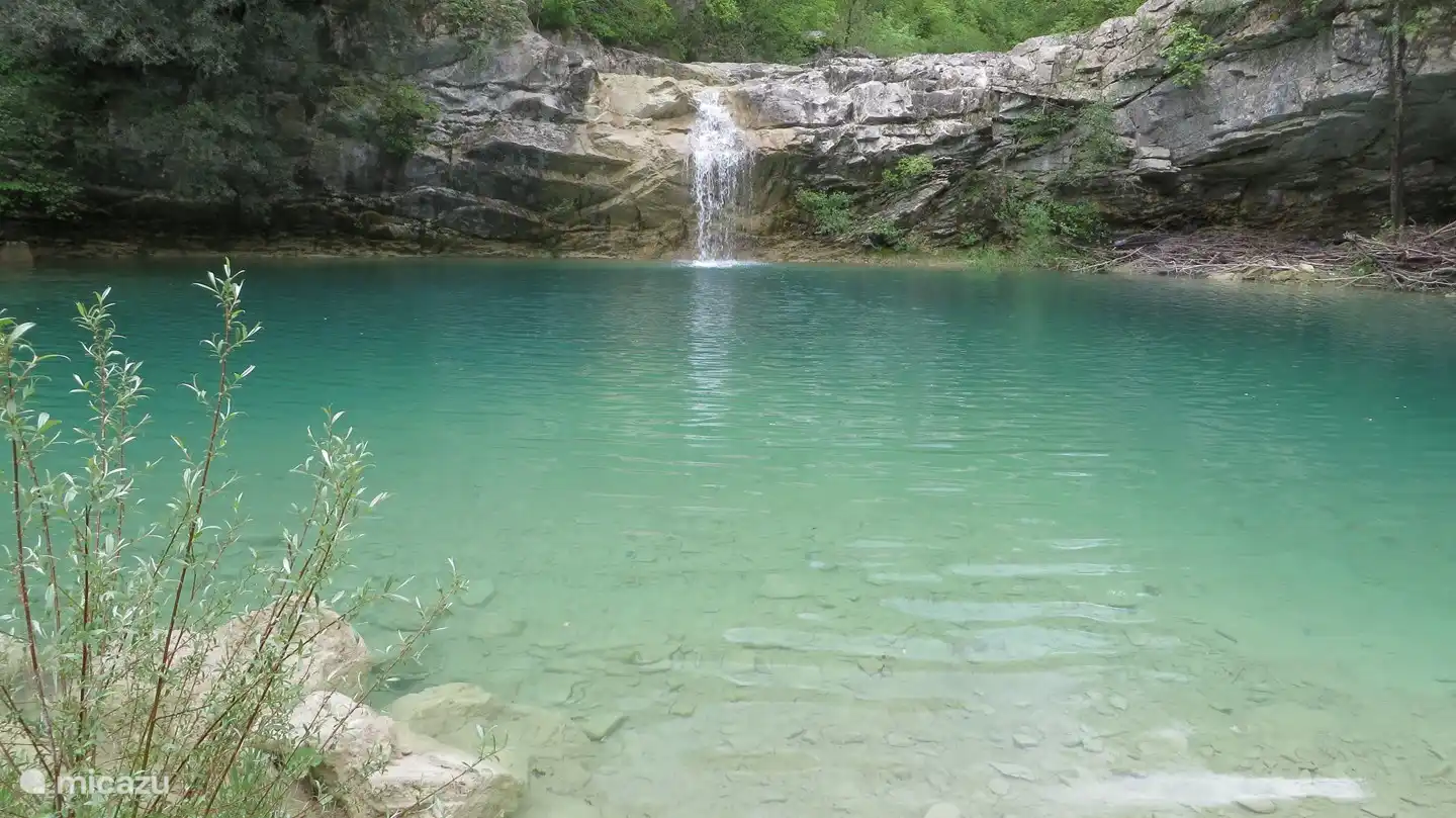 Cascade et lac dans la vallée devant la maison à 20 minutes à pied.