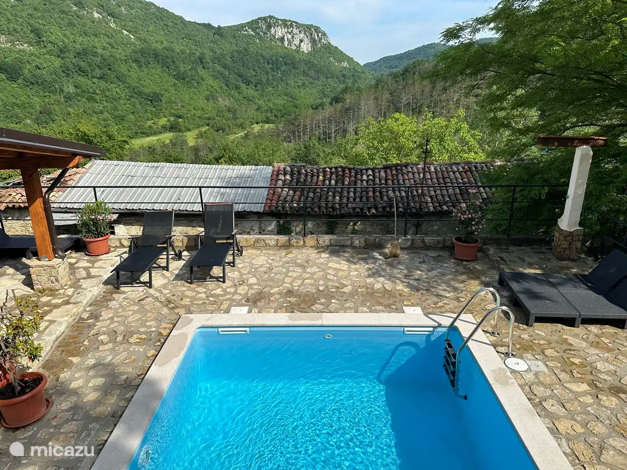 Nouvelle terrasse, pergola et piscine à partir de juin 2023.