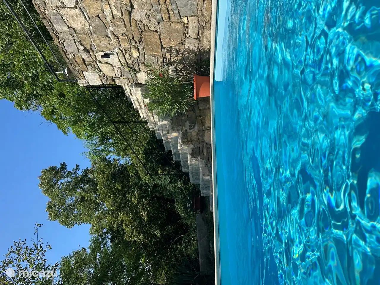 Nouvelle terrasse, pergola et piscine à partir de juin 2023.